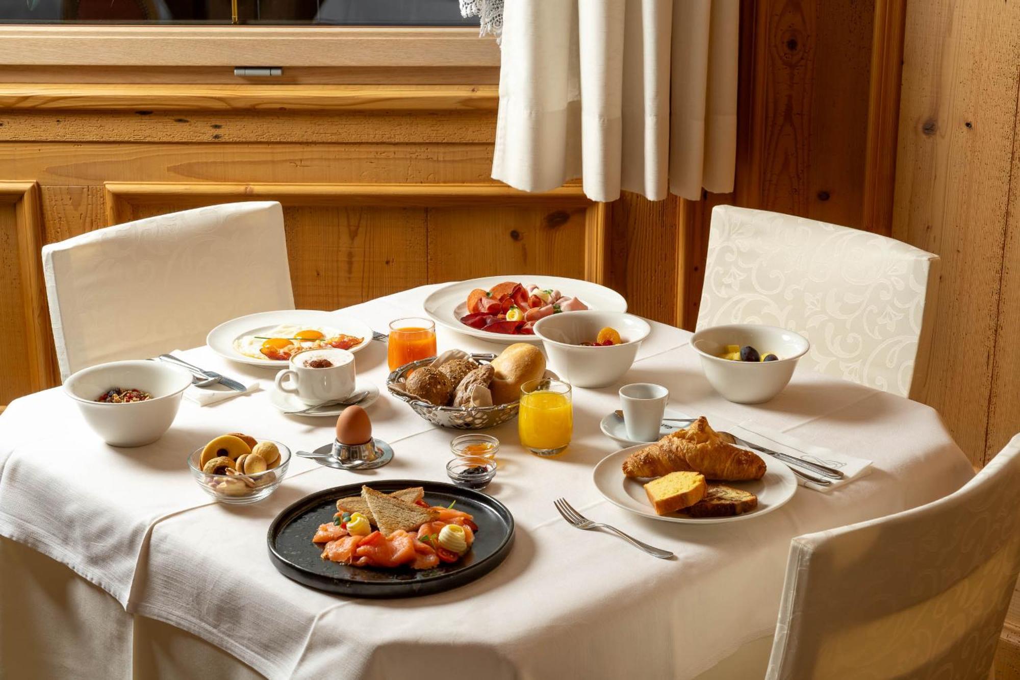Hotel Gran Paradis Campitello di Fassa Bagian luar foto
